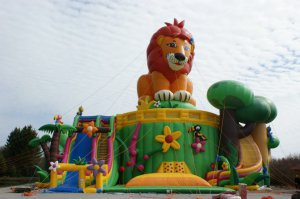 Самый высокий надувной батут Лев